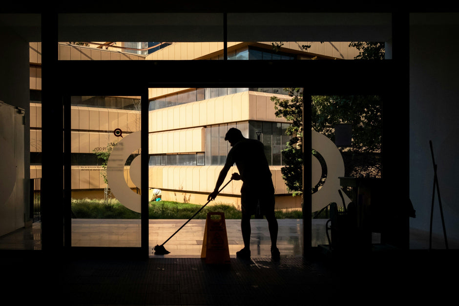 What Are the Top Desk Cleaning Tips for Offices?