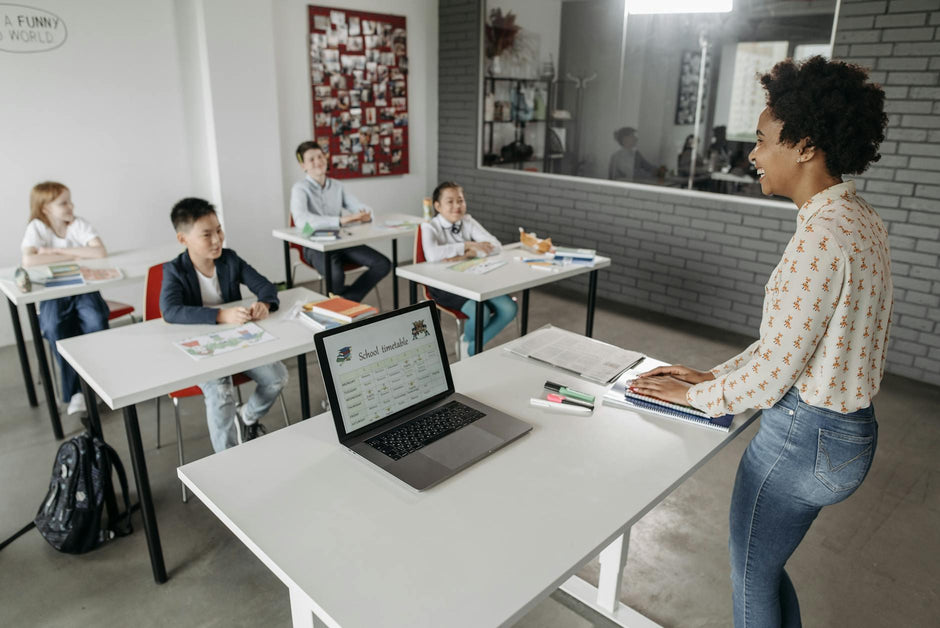 Teacher’s Aide Desks For Different Classroom Layouts