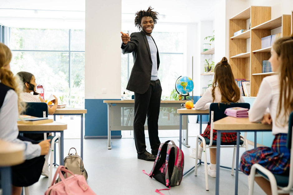 Best Teacher’s Aide Desks For Classroom Efficiency