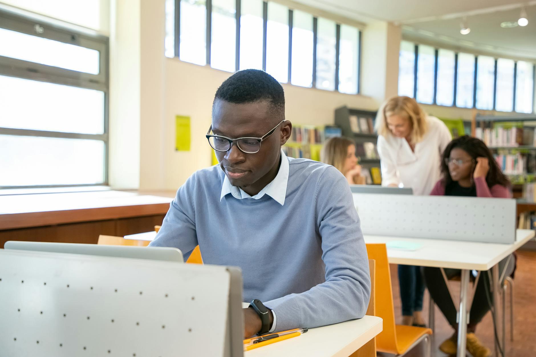 Benefits Of Using Teacher’s Aide Desks