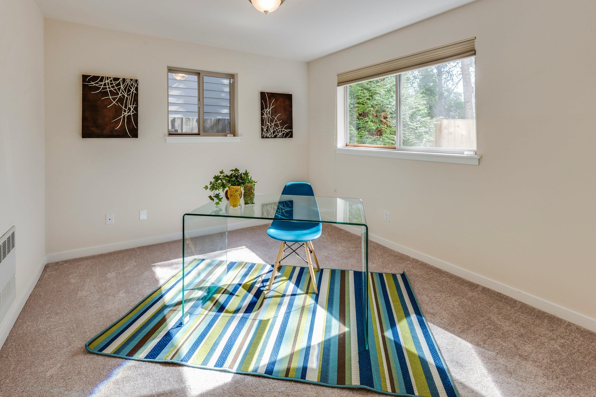 What Are The Benefits Of Glass-Top Desks In Offices?