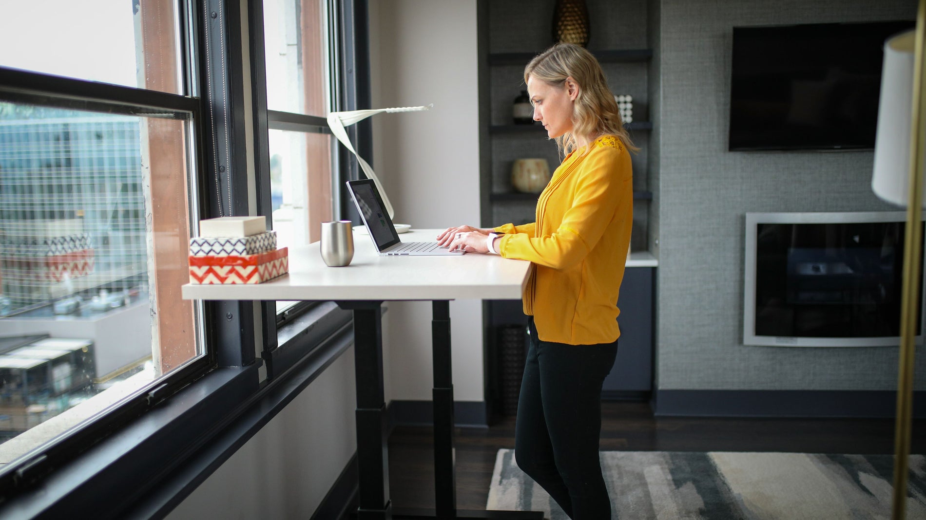 How To Choose The Right Adjustable Standing Desk For Your Home Office